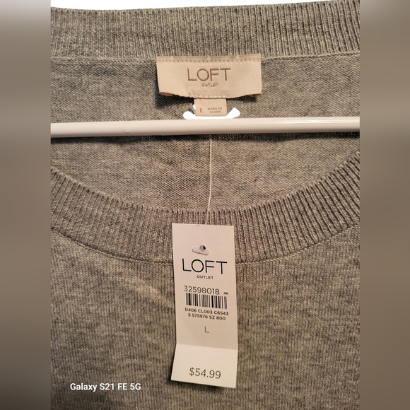 🩷 3/$15 Loft Gray Sweater with Pink and Red Heart Design, Large, NWT - Picture 2 of 3